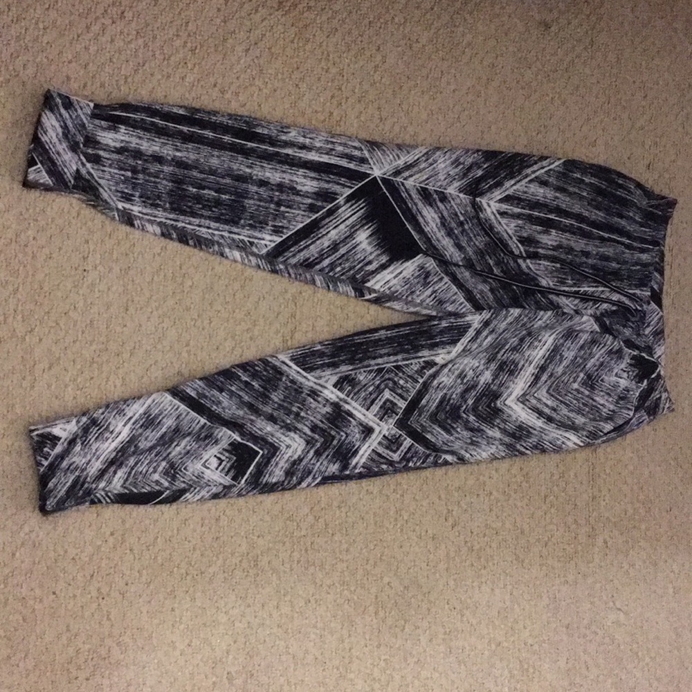 Lululemon patterned jogger sz 2 like new!